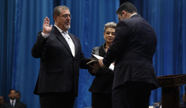 El presidente de Guatemala finalmente investido, sin la presencia de Felipe VI y de Boric
