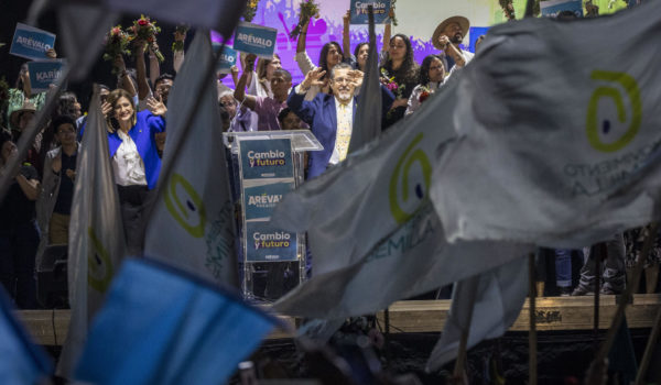 El máximo tribunal de Guatemala afirma que el partido del presidente electo está suspendido