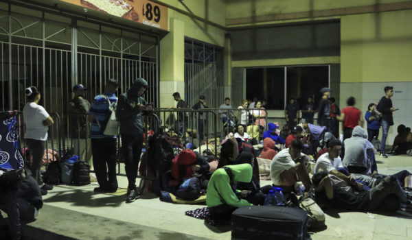 Unos 500 migrantes hondureños y venezolanos salen en caravana hacia EE.UU. desde Honduras