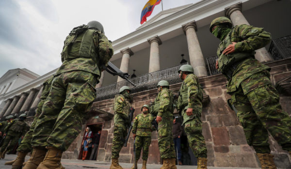 El fuerte resguardo del Palacio de Gobierno simboliza un Ecuador militarizado