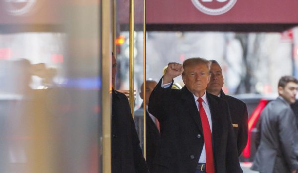 Trump abandona la sala mientras habla la abogada de la escritora Carroll en el alegato final