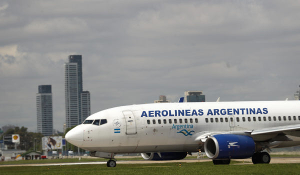 El transporte aéreo en Argentina, afectado por el primer paro contra el Gobierno de Milei