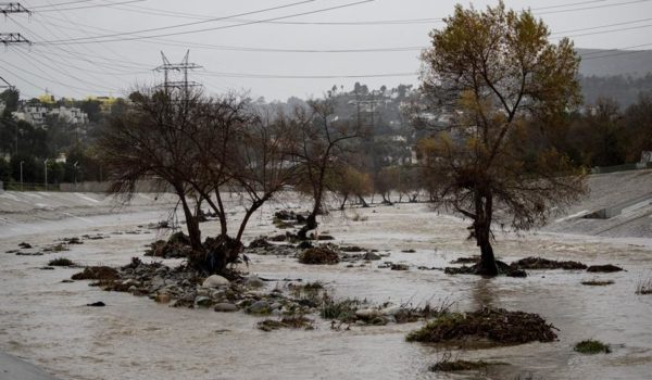 Dónde encontrar refugios para protegerse de las lluvias en Los Ángeles, California