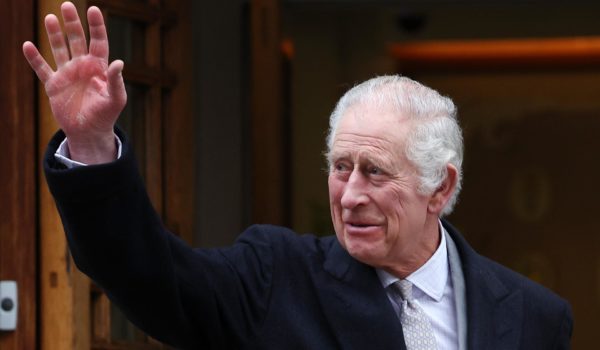 Carlos III regresa a Londres desde Sandringham para seguir su tratamiento contra el cáncer