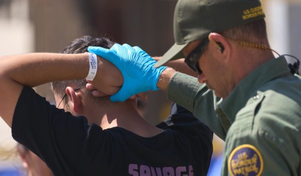 EE.UU. estudia liberar a miles de inmigrantes detenidos por falta de fondos, según el WP