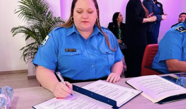 María Amelia Coronel Kinloch, la ministra subordinada que ahora viste como policía