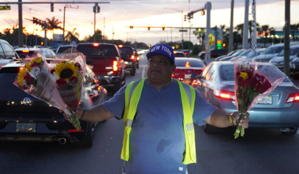 El nicaragüense José Escobar vendiendo flores en West Palm Beach