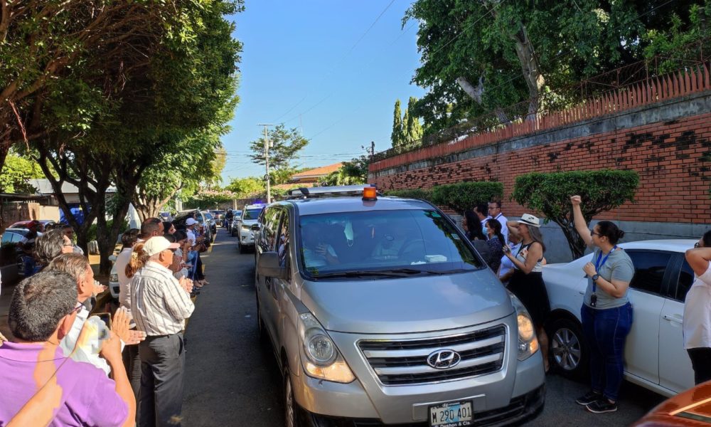 Compañeros de trabajo y amigos le dan el último adiós a Dereck José Gómez Tijerino, de 22 años, al pasar por las instalaciones de la Empresa Portuaria Nacional. La PRENSA/ Redes sociales

