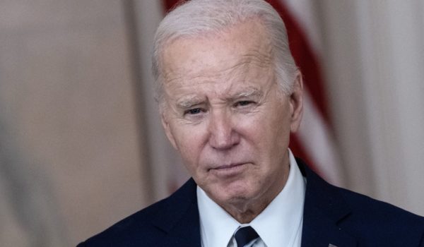 El Gobierno Biden considera endurecer los criterios de asilo a los migrantes, según NBC