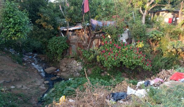 Cauces con basura al oeste de Masaya descargan en la laguna y petroglifos
