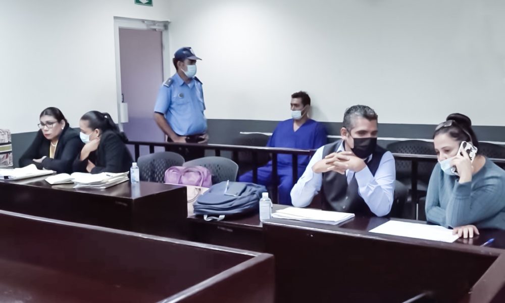 Para Alí Castrillo (de azul) el juez giró orden de libertad, porque de acusado pasó a víctima. LA PRENSA/Captura de video Canal 13