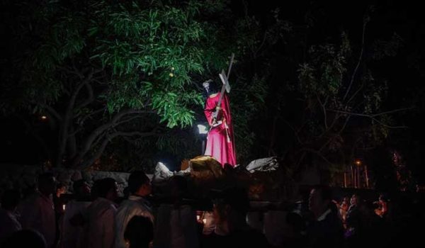 Dictadura autoriza algunos viacrucis fuera de los templos, pero con vigilancia policial
