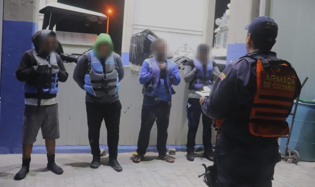 Tres nicaragüense y un colombiano fueron capturados este jueves con un alijo de droga en Colombia . LA PRENSA/ Redes sociales.