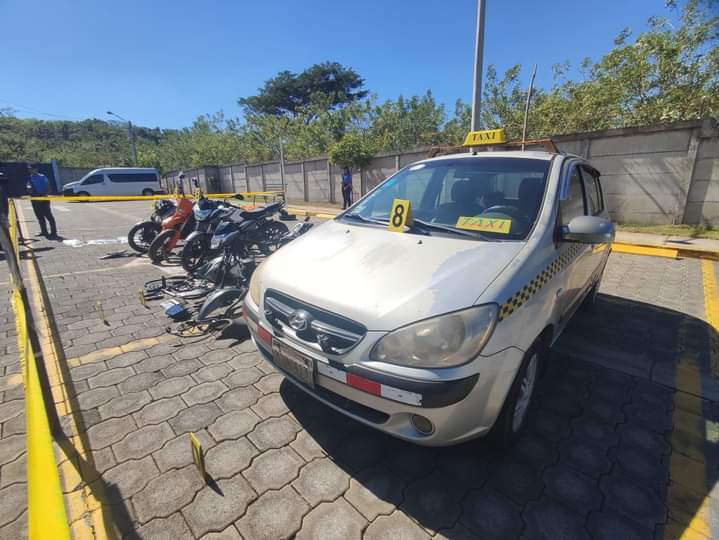 Este es el taxi y las motos utilizados por los presuntos ladrones. LA PRENSA/ Policía. 