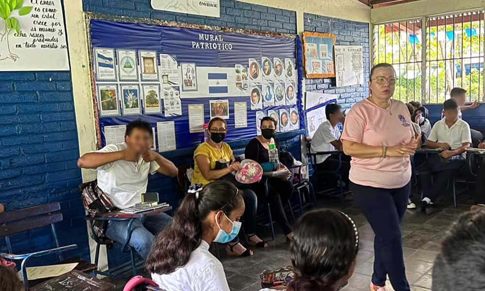 La jueza María de Jesús Montiel en una charla  brindada a estudiantes. LA PRENSA/ Tomada de Facebook de la CSJ. 