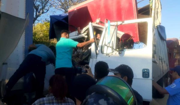 Violenta colisión de tres furgones en Mateare deja dos lesionados