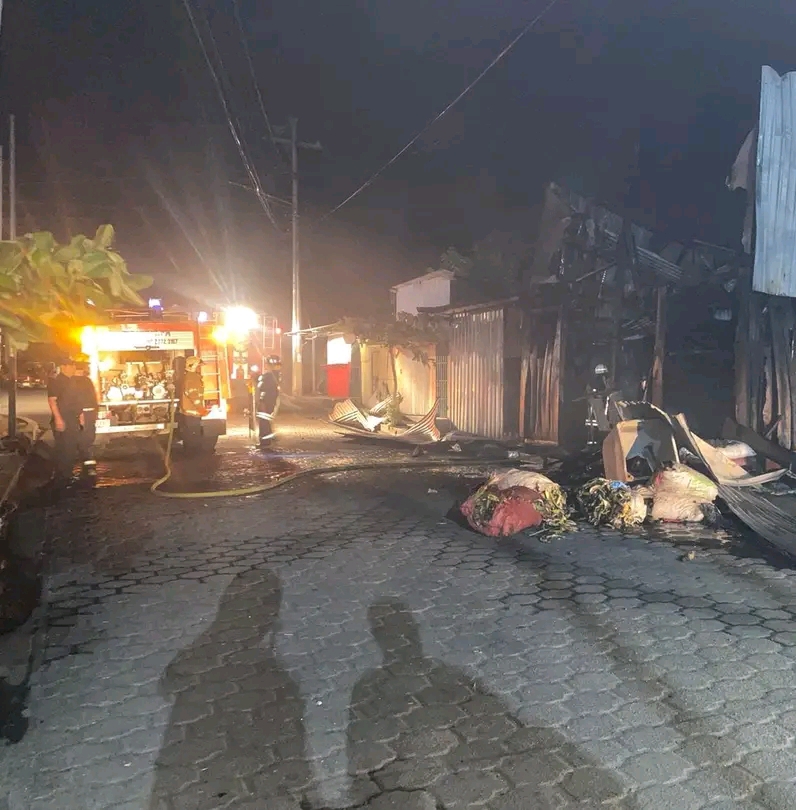 Un cortocircuito es la causa del incendio de la madrugada del miércoles en un negocio de platanitos fritos en Matagalpa. LA PRENSA/ Rede sociales.