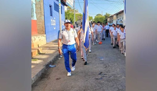 Maestro chinandegano muere de un infarto en la inauguración de juegos escolares