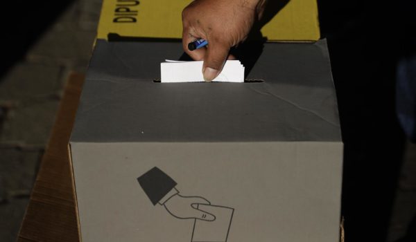 Arranca el escrutinio de las elecciones legislativas salvadoreñas entre suspicacias de la oposición
