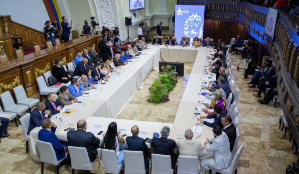 Venezuela construye un calendario electoral sin participación de la oposición mayoritaria