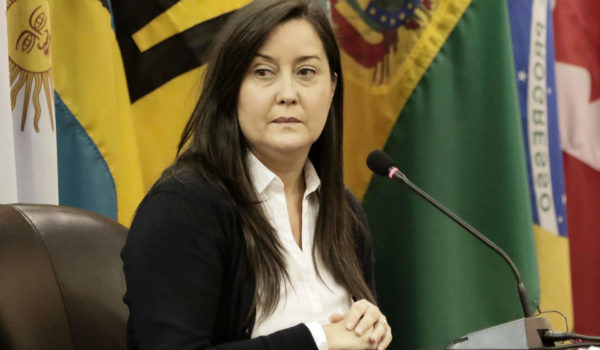 La activista venezolana Rocío San Miguel recibe la visita de su hija en los calabozos