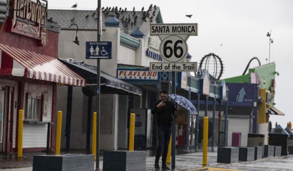 Las lluvias históricas de California comienzan a disminuir, pero continúan las alertas