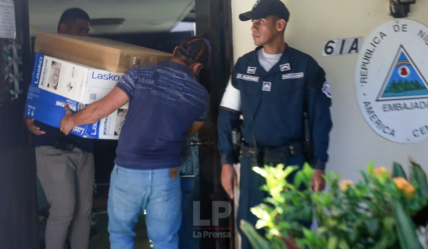 Martinelli acondiciona la Embajada de Nicaragua en Panamá para su estadía y se lleva hasta el perro