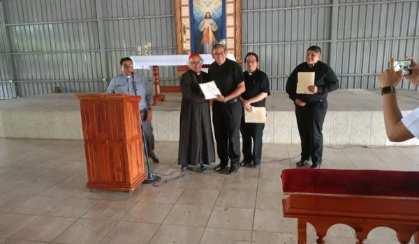 Cardenal Brenes nombra a vicario general y canciller de la Arquidiócesis de Managua, cargos que ocupaban sacerdotes desterrados