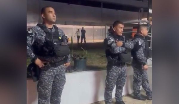 Ricardo Martinelli se queja de la presencia de policías en la Embajada de Nicaragua en Panamá