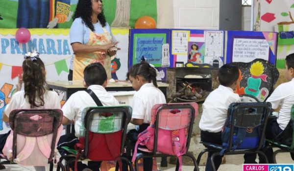 A los alumnos «se les regala la nota porque a eso estamos obligados». Docentes denuncian política de promoción automática