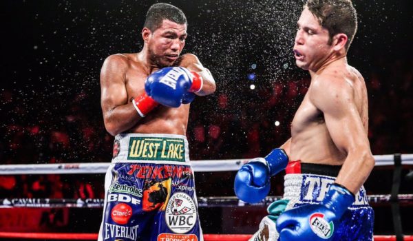 Román González en su duelo contra Carlos Cuadras hace diez años.