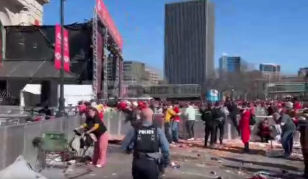 Dos menores de edad son acusados por el tiroteo en Kansas City durante la celebración del Super Bowl