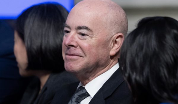 Mayorkas dice que la Administración de Biden ha expulsado a más migrantes que la de Trump