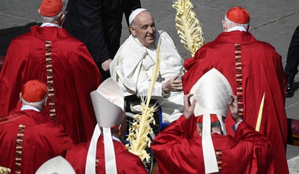 El papa arrastra sus problemas respiratorios, pero mantiene todos los actos y audiencias