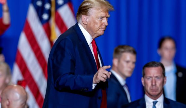 Juez del caso penal de Trump en Nueva York permitirá testificar a actriz porno y exabogado