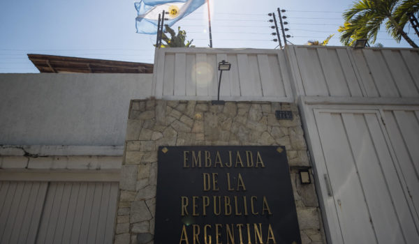 Opositores venezolanos en Embajada argentina de Caracas denuncian el «asedio» de Maduro