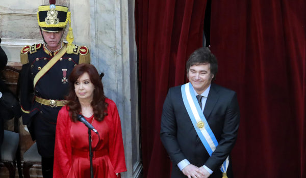 Milei anula subida de sueldos al gabinete y desafía jubilación de Cristina Fernández