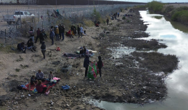 Confusión y miedo entre los migrantes en la frontera ante la disputa judicial por ley SB4