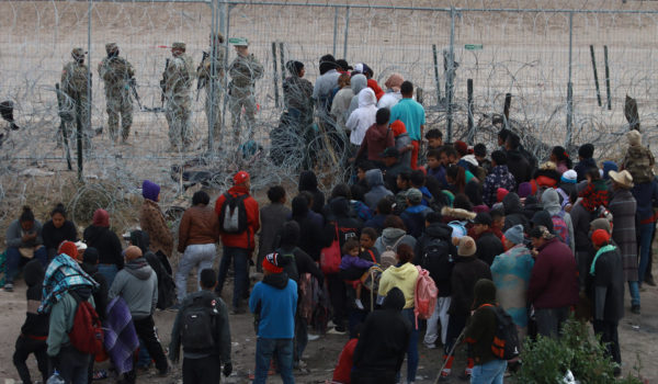 La Guardia Nacional de Texas desbordada por migrantes en la frontera de El Paso