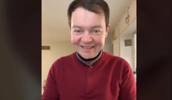 Adam Kotas, sacerdote,Tik tok