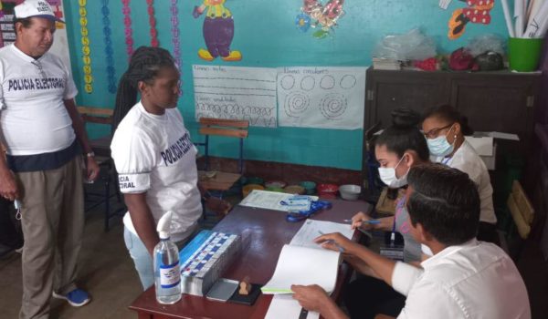 Poca afluencia de votantes y excesiva presencia policial durante las elecciones regionales en Nicaragua