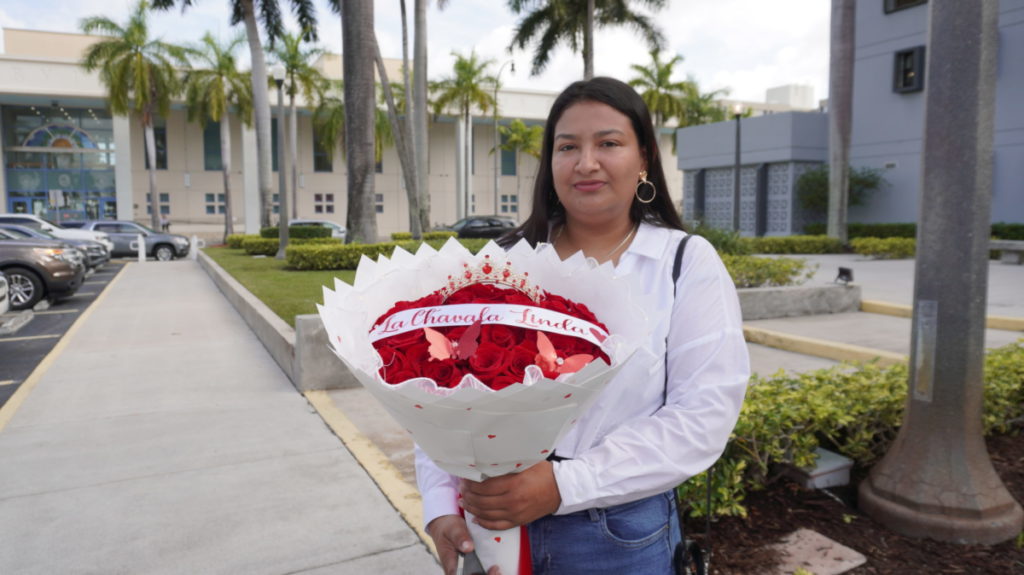 La nicaragüense Idanía Martínez llevo flores a Sheynnis Palacios pero la Miss Universo no llegó. Foto: LA PRENSA