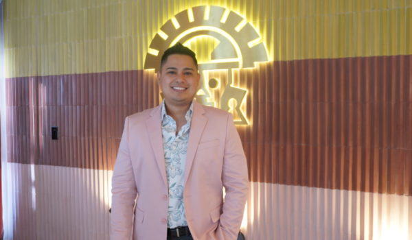 Jusbban Carcache, propietario de FlowerBee, en Miami. Foto: LA PRENSA
