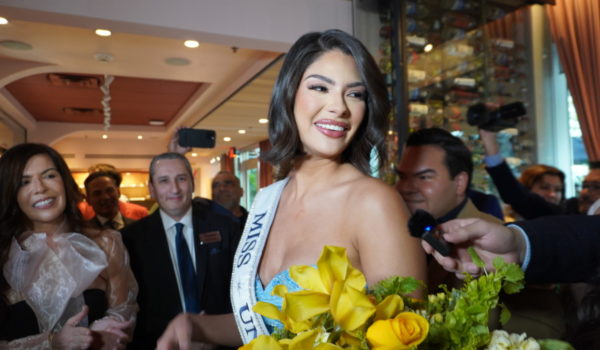 Sheynnis Palacios participa en evento con empresarios, funcionarios y personalidades de Doral, Florida. Foto: LA PRENSA