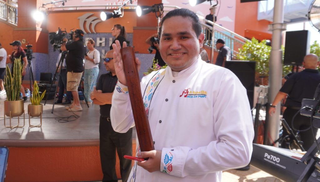 Shyennis Palacios plasmó su autógrafo en la tabla de una marimba en Miami. Foto: LA PRENSA