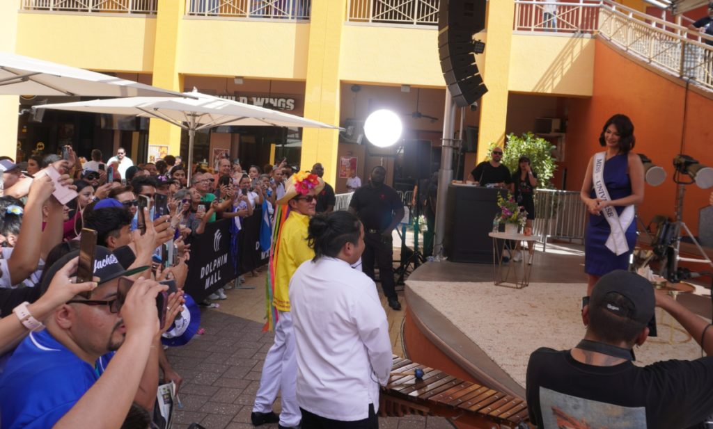 Iván Salazar de Marimba Nica en Miami frente a Sheynnis Palacios. Foto: LA PRENSA