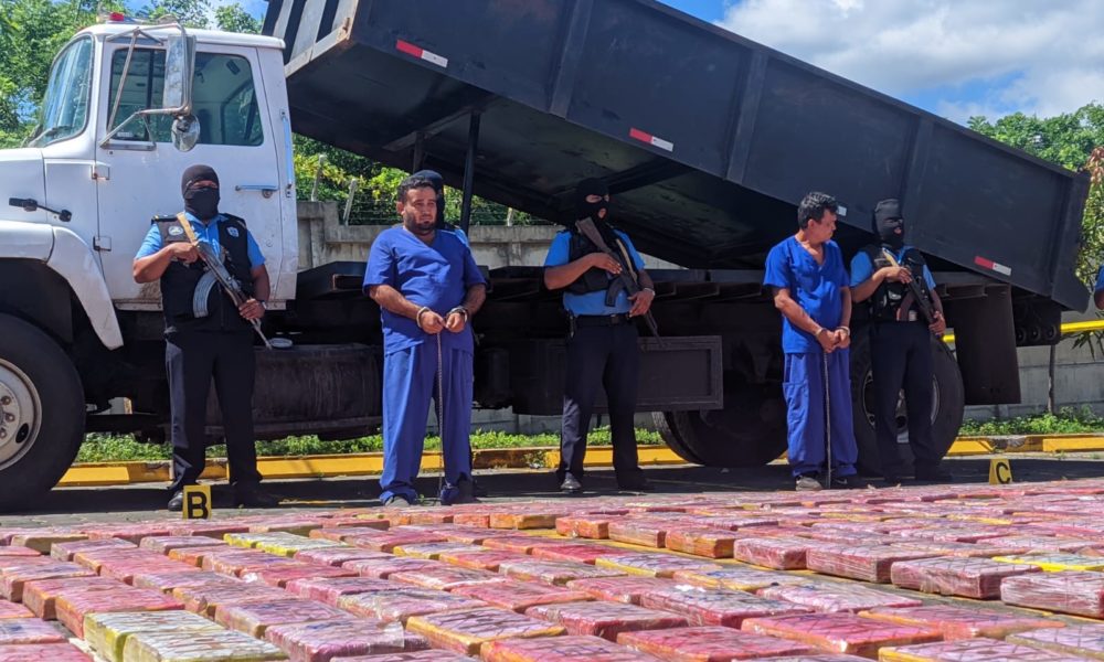 Julio Martínez Ruiz y Everth Molina Vargas cuando fueron presentados por la Policía junto con la droga incautada y el camión donde trasladaban parte de la misma. LA PRENSA/Policía