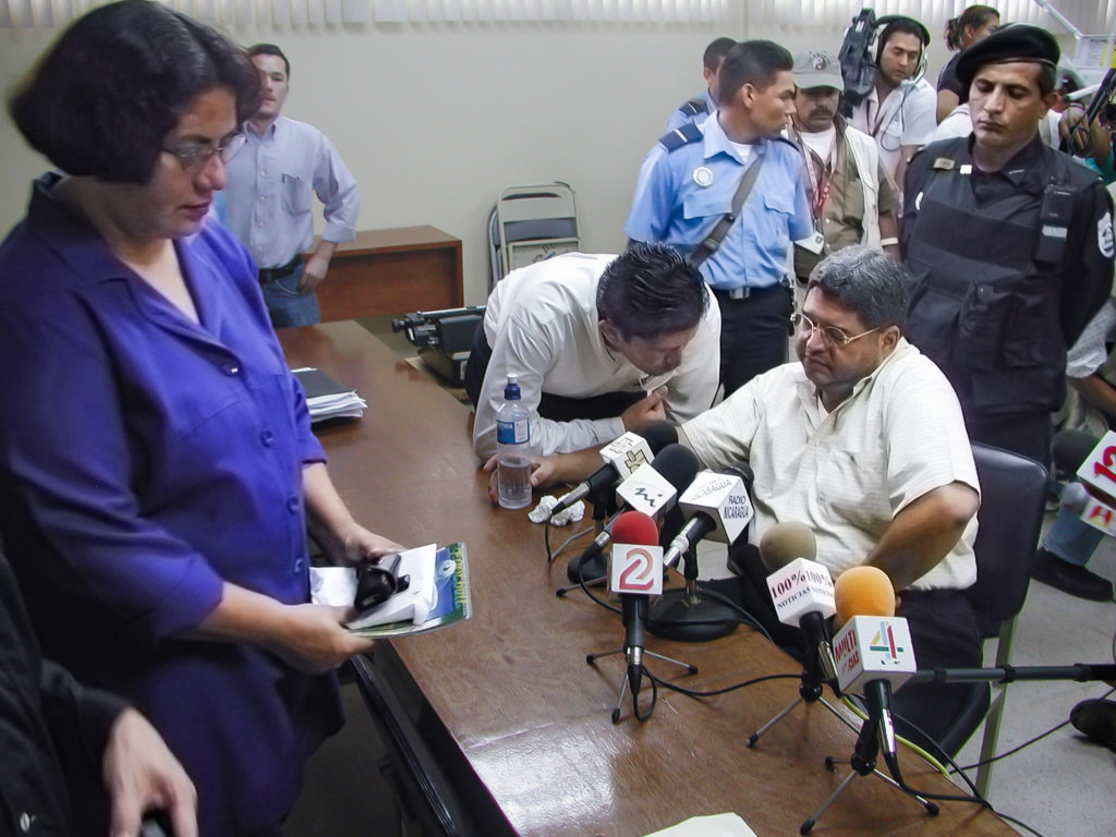 Mayo de 2002. Byron Jerez es llevado por primera vez a los juzgados de Managua ante la juez Juana Méndez para responder al caso de “Los Checazos” de Enitel. Un dictamen del IML lo sacaría de prisión para poder comer varias veces en su casa por una banda gástrica. LA PRENSA/ARCHIVO