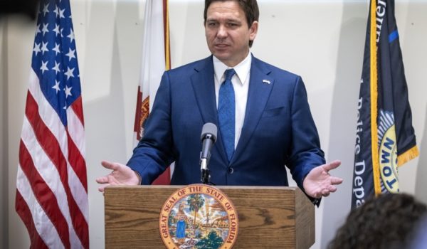 DeSantis firma una polémica ley que prohíbe las redes sociales a menores de 13 años
