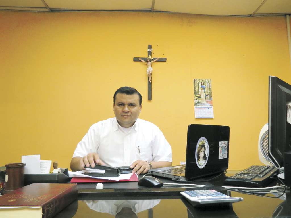 El sacerdote Uriel Vallejos organizador del viacrucis por los migrantes en Costa Rica. LA PRENSA/ Archivo.